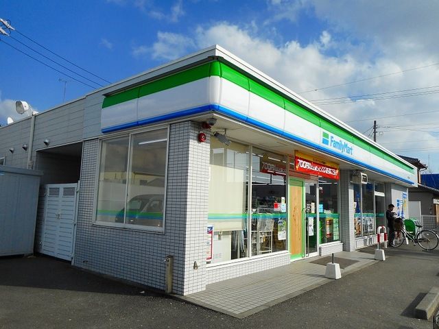 近くのファミリーマート小笠赤土店まで550m（徒歩7分）