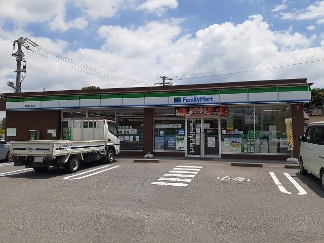 近くのファミリーマート東浦緒川植山店まで315m（徒歩4分）
