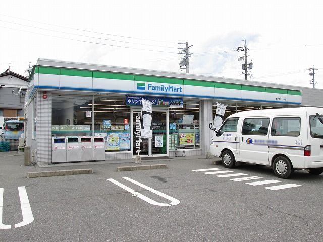 近くのファミリーマート駒ヶ根アクセスまで300m（徒歩4分）