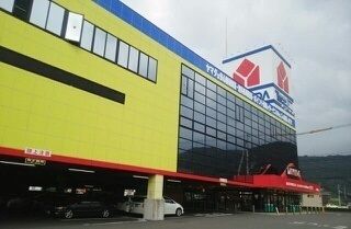 近くのヤマダ電機鶴市店さんまで2,400m（徒歩30分）