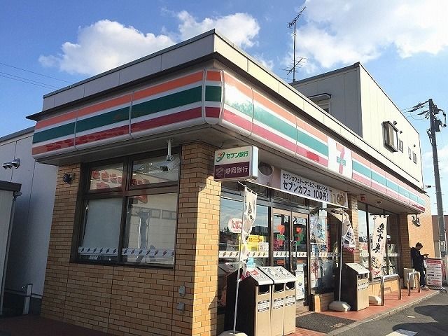 近くのコンビニまで350m（徒歩5分）