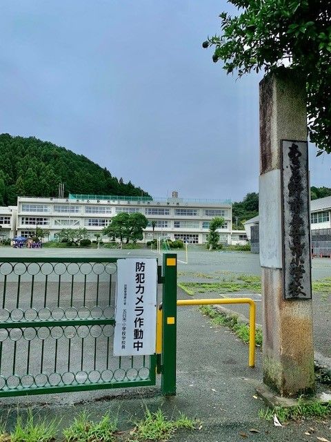 近くのあきる野市立五日市小学校まで350m（徒歩5分）