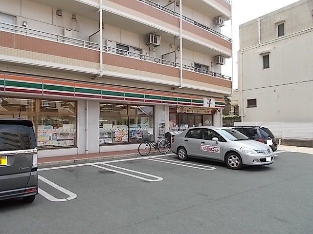 近くのコンビニまで120m（徒歩2分）