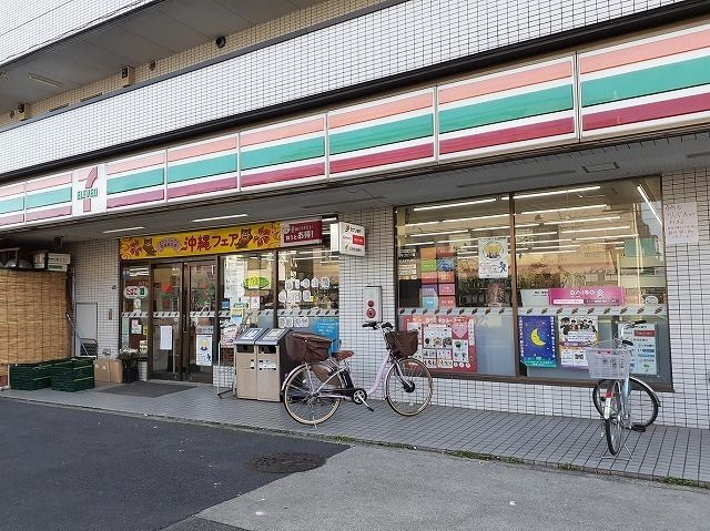 近くのコンビニまで300m（徒歩4分）