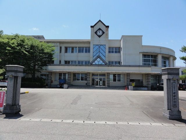 近くの津沢中学校まで1,400m（徒歩18分）