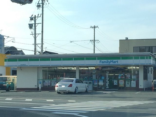 近くのファミリーマート浜松参野町店まで550m（徒歩7分）
