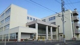 近くの旭川市立神楽岡小学校まで700m(徒歩9分)