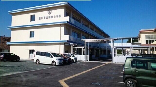 近くの豊川市立東部小学校まで1,300m(徒歩17分)