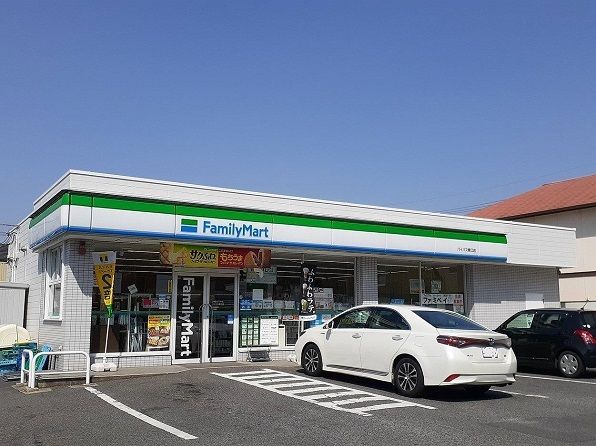 近くのファミリーマート青江店まで210m（徒歩3分）