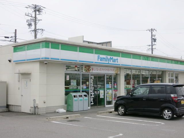 近くのファミリーマート西尾米津東店まで350m（徒歩5分）