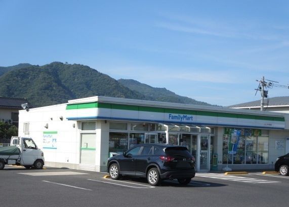 近くのファミリーマートいずも稲岡店まで500m（徒歩7分）