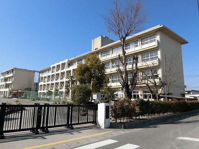 近くの静里小学校まで750m(徒歩10分)