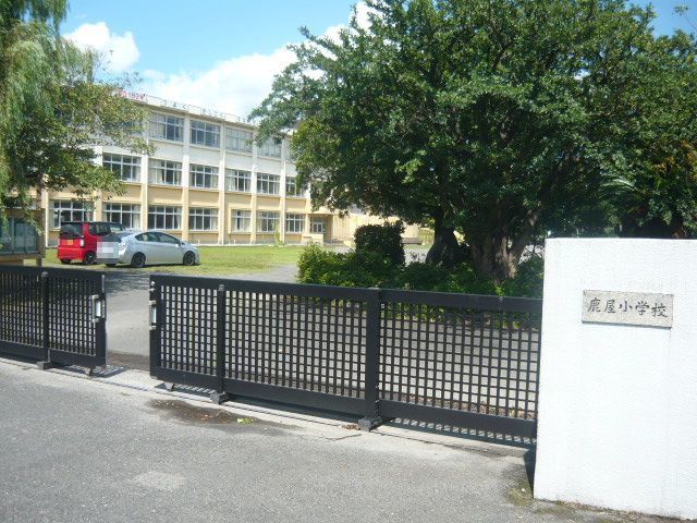 近くの鹿屋小学校まで300m(徒歩4分)