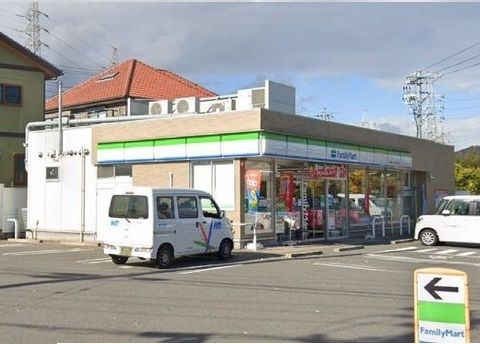 近くのファミリーマート一ツ木町７丁目まで500m（徒歩7分）