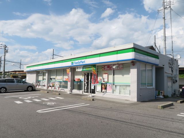 近くのファミリーマートまで650m（徒歩9分）