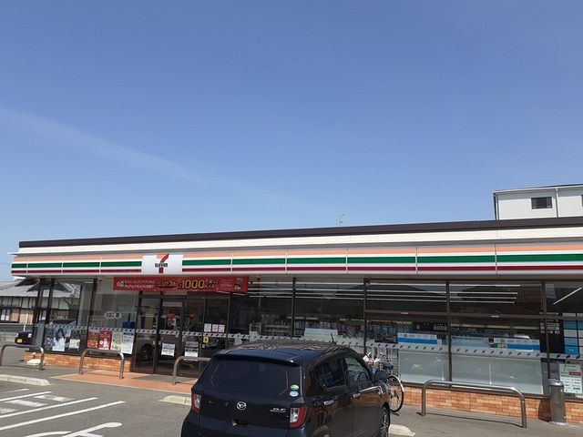 近くのセブンイレブン様まで326m（徒歩5分）