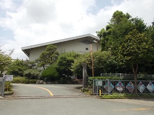 近くの小学校まで630m（徒歩8分）