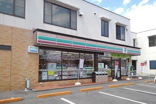 近くのセブンイレブン甲府国母店まで300m（徒歩4分）