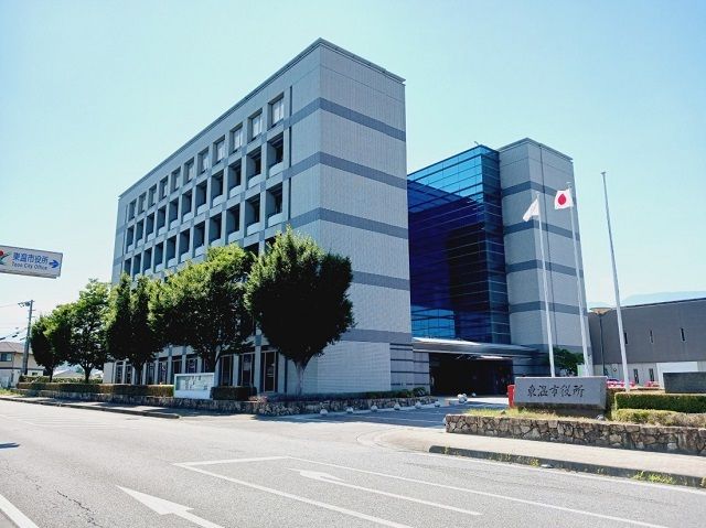 近くの東温市役所様まで610m（徒歩8分）