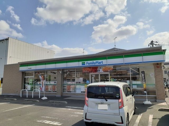 近くのファミリーマート岡山御南店まで50m（徒歩1分）