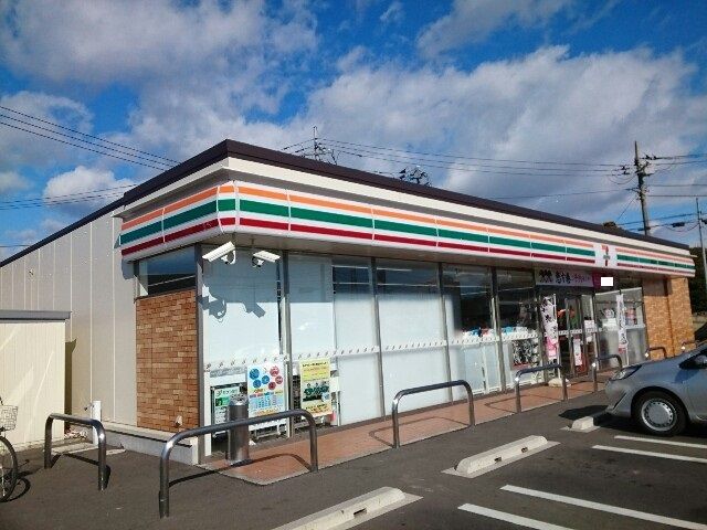 近くのセブンイレブン中尾町店まで600m（徒歩8分）