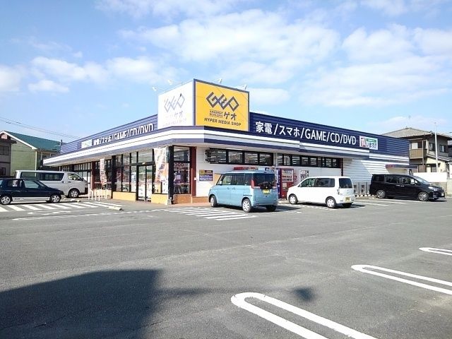 近くのゲオ小郡店まで480m(徒歩6分)