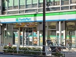 近くのファミリーマートまで500m（徒歩7分）