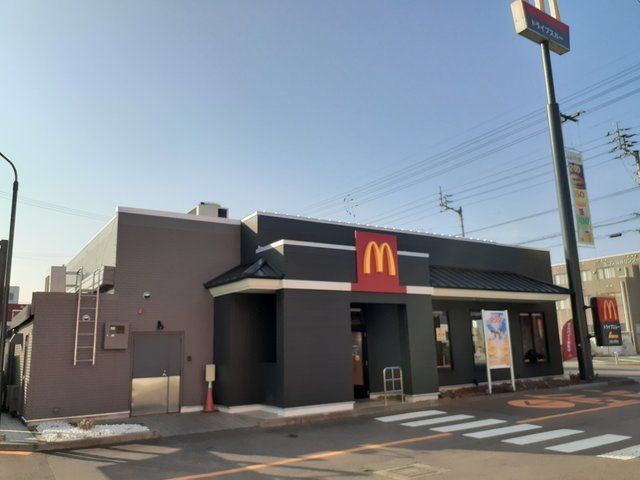 近くのマクドナルド１１号新居浜店様まで400m（徒歩5分）