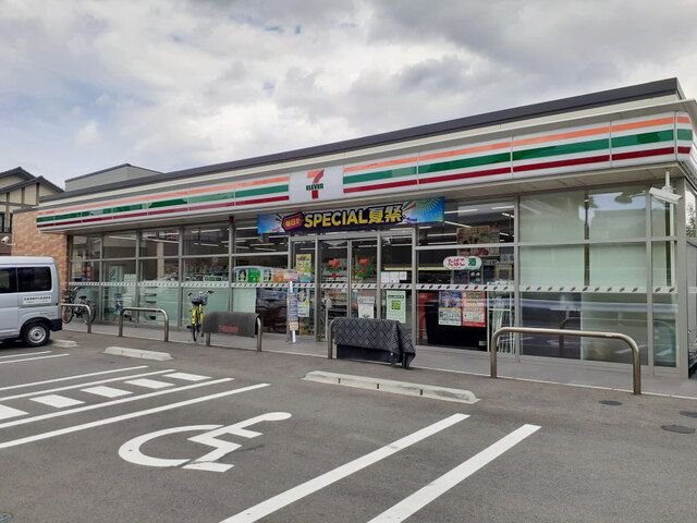 近くのセブンイレブン福岡原8丁目店まで450m(徒歩6分)