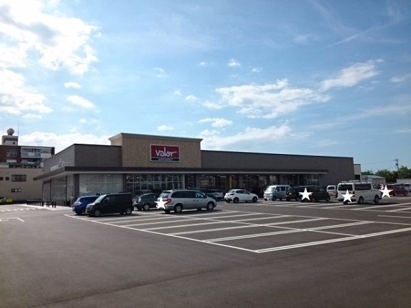 近くのバロー国高店まで650m（徒歩9分）