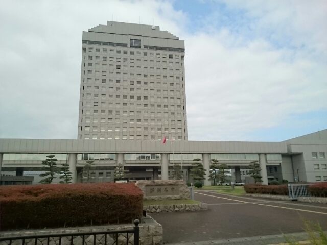近くの新潟県庁まで1,140m（徒歩15分）