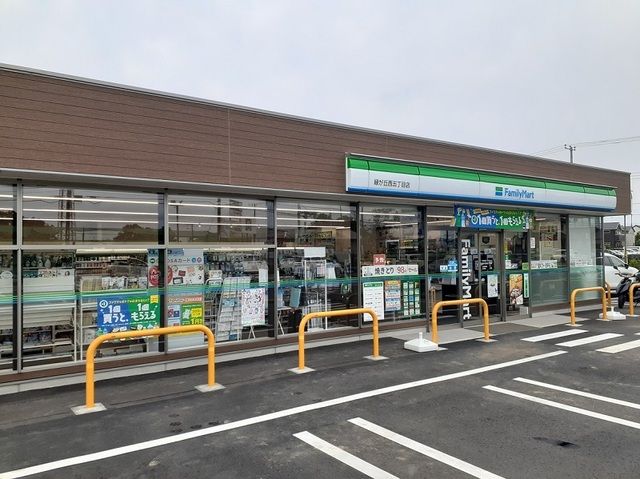 近くのファミリーマートまで950m（徒歩12分）