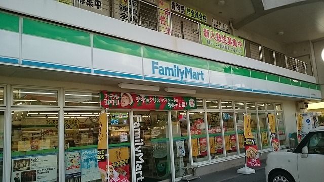 近くのファミリーマート糸満小学校前店まで610m（徒歩8分）