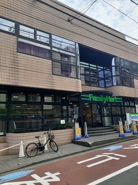 近くのファミリーマートまで242m（徒歩4分）