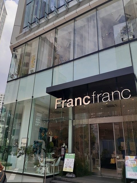 近くのFranc Francまで405m（徒歩6分）
