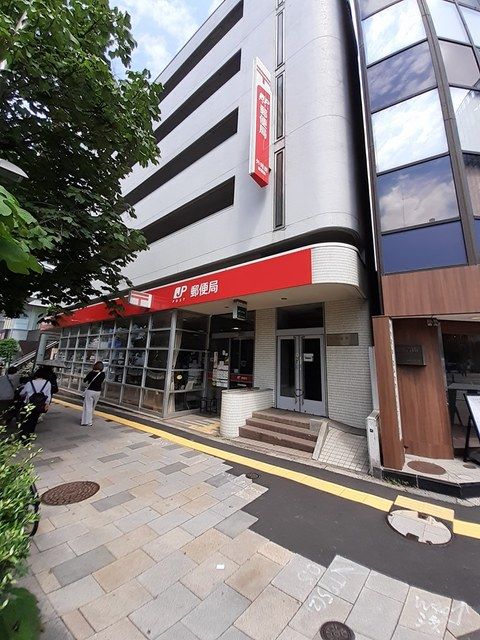 近くの外苑前郵便局まで438m（徒歩6分）