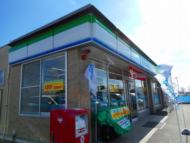 近くのファミリーマート菊川加茂北店まで450m（徒歩6分）