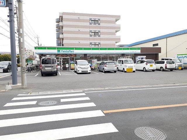 近くのファミマ　さいたま西堀３丁目店まで130m（徒歩2分）