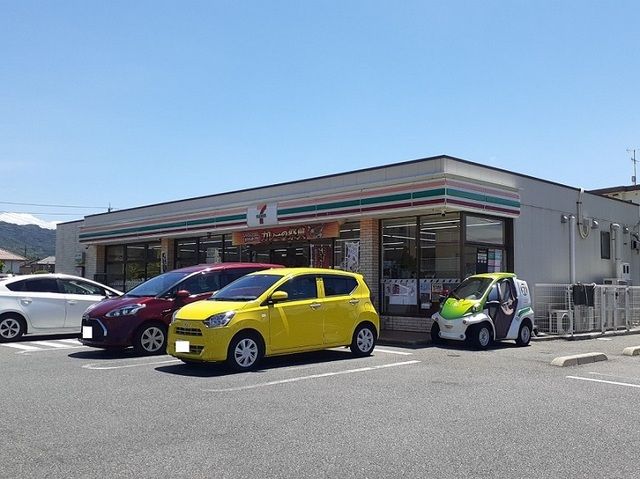 近くのコンビニまで600m（徒歩8分）