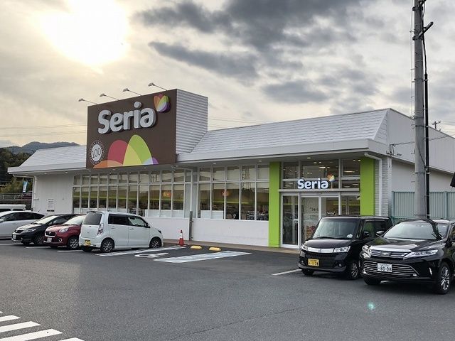 近くのセリア南岩国店まで450m（徒歩6分）