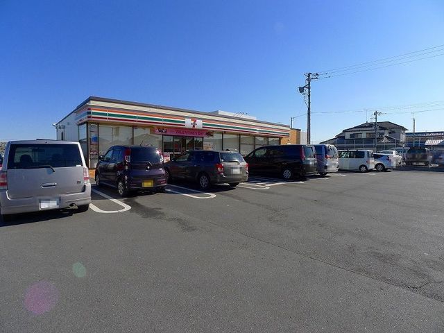 近くのセブンイレブン館林バイパス店まで400m（徒歩5分）