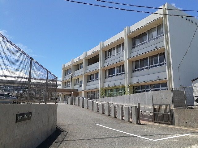 近くの棚尾小学校まで1,080m（徒歩14分）