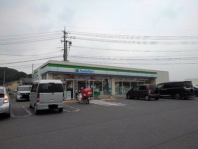 近くのファミリーマート本郷町南方店まで700m(徒歩9分)