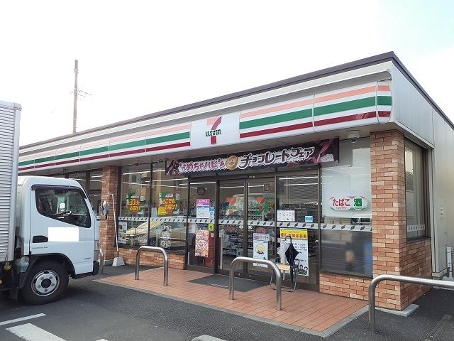 近くのセブンイレブン川崎生田１丁目店まで300m（徒歩4分）