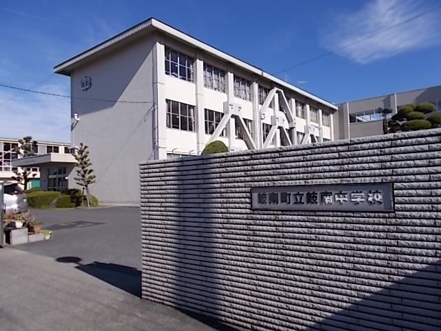 近くの岐南町立岐南中学校まで500m(徒歩7分)