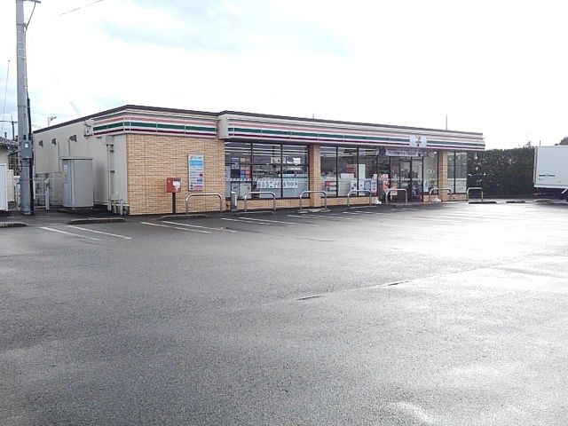 近くのコンビニまで300m（徒歩4分）