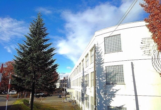 近くの北広島市立大曲中学校まで550m（徒歩7分）
