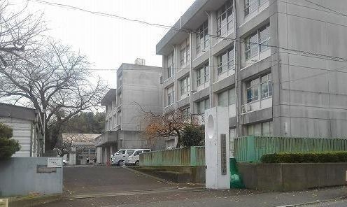 近くの坂本中学校まで180m（徒歩3分）