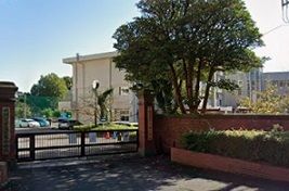 近くの桜小学校まで293m（徒歩4分）