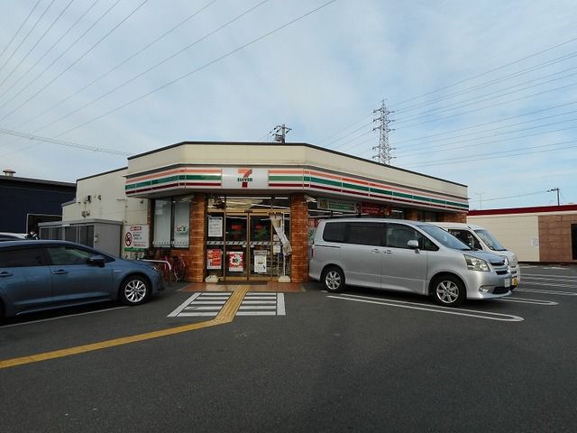近くのコンビニまで260m（徒歩4分）